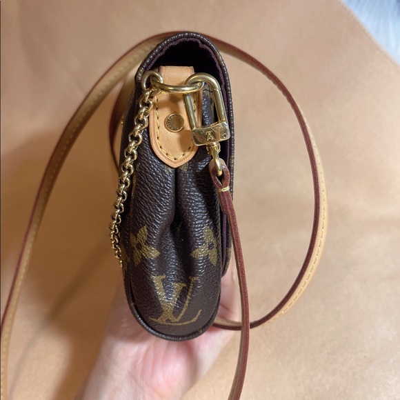 Louis Vuitton Favorite PM Crossbody Monogram - Picture 7 of 8